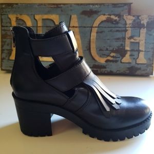 Steve Madden size 7 New ankle boots w/ tassles